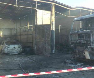 Belediyenin garajında patlama: Makam aracı yandı, çöp toplama aracı hasar gördü
