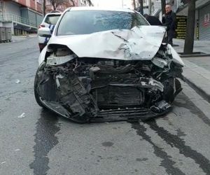 Bir otomobil sürücüsü yolcu almaya giden servis aracına çarptı: 1 yaralı