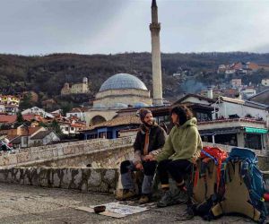 Türk çift, el işi bileklik satarak 25 günde 3 ülke gezdi