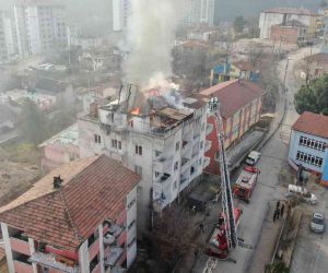 Binanın çatısında patlama: Patlama sonrası çatı alev topuna döndü