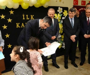 Başkan Gökhan Yüksel, mezun olduğu okulda karne dağıttı