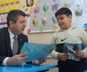 Vali Kırbıyık, ilk defa karne alan birinci sınıf öğrencilerinin heyecanına ortak oldu