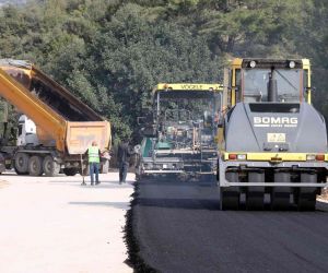 Bodrum Mümtaz Ataman Caddes’inde sıcak asfalt dökümü devam ediyor