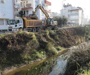 Manavgat Belediyesi heyelandan zarar gören kanal kenarını düzenliyor