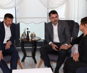 Bakan Kurum’dan depremzede ’Hatice Abla’ya yeni konutunda ziyaret