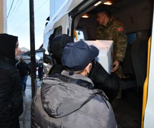 Kosova’da görev yapan Türk askerinden selzedelere kıyafet yardımı