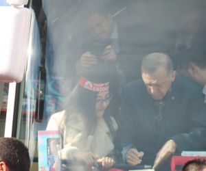 Erdoğan kitabını imzaladı, genç kız gözyaşlarına boğuldu