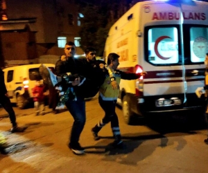 İşyerinde silahlı saldırıya uğrayan arkadaşını kucağında taşıdı