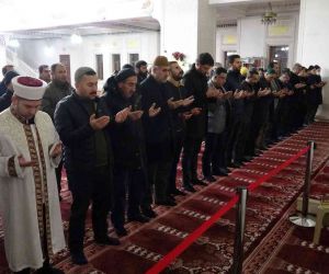 Yüksekovalılar İsveç’te Kur’an-ı Kerim’i yakan Rasmus Paludan’ın çirkin eylemine karşı sabah namazında dualarla tepki gösterdiler