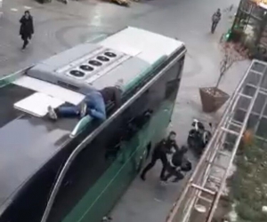 İstanbul’da Yunanistan’a giden otobüsün üstüne gizlenen Faslı şahıslar yakalandı