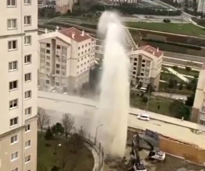 Patlayan su borusundan fışkıran tazyikli su apartman boyutuna ulaştı