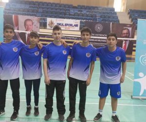 Hüdavendigar Ortaokulu badmintonda büyük başarı elde etti