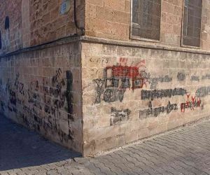 Turizm ilçesi Midyat’ta duvar yazıları ve düzensiz çevre dikkat çekiyor