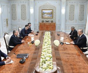 Özbekistan Cumhurbaşkanı Mirziyoyev, Bakan Çavuşoğlu’nu kabul etti