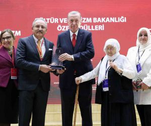 Kenan Yavuz, ödülünü Cumhurbaşkanı Erdoğan’ın elinden aldı