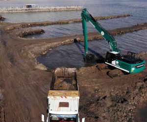 Bakan Kurum: “Van Gölü’nde bugüne kadar 807 bin metreküp dip çamuru temizliği yapıldı”