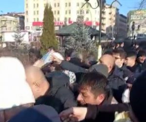 CHP Erzurum’da Kur’an-ı Kerim dağıttı, vatandaşlar birbirleriyle yarıştı