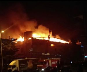 Pendik’te cam ve plastik ürünler üretilen bir fabrikada çıkan yangın çıktı. Olay yerine çok sayıda polis ve itfaiye ekibi sevk edildi.