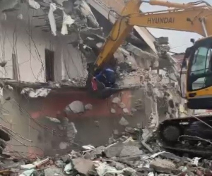 Bayrak hassasiyeti yıkımı durdurdu, o anlar herkesi duygulandırdı