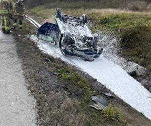 Eyüpsultan’da kaza yapan otomobil alev alev yandı