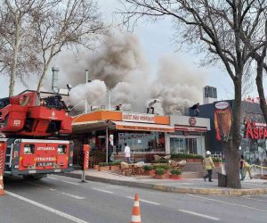 Florya’da restoranın bacasındaki yangın yan restorana sıçradı