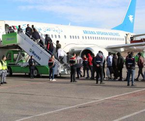 Türkiye’ye yasa dışı yollarla giren Afganistan uyruklu 139 kaçak göçmen sınır dışı edildi