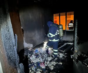 Nusaybin’de çıkan yangın evi kullanılamaz hale getirdi