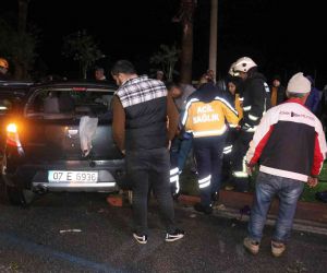 Otomobil beton aydınlatma direğine çarptı: 1’i ağır 5 yaralı