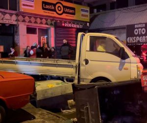 Bursa’da kontrolden çıkan otomobil, park halindeki araçlara çarptı: 1 ağır yaralı