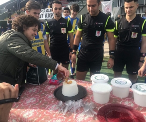 Maça çıkan takımlara ballı manda yoğurdu yedirdiler