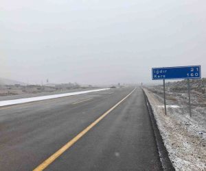 Iğdır’da yoğun kar yağışı: Yollarda görüş mesafesi düştü, uçak seferleri iptal edildi