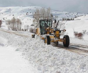 Erzincan’da kar ve tipiden 150 köy yolu ulaşıma kapandı
