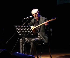 Bağlama ustası Cengiz Özkan Eyüpsultanda konser verdi