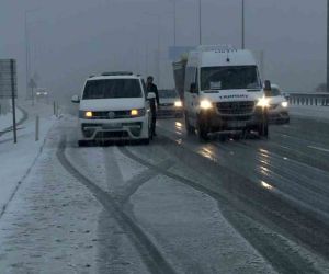İstanbul Havalimanı yolunda yoğun kar yağışı