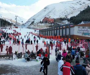 Palandöken Kayak Merkezi tatilcilerin akınına uğruyor