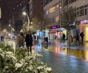 Bolu’da şehir merkezinde kar yağışı etkili oluyor
