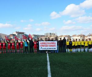 Kız futbolculardan Mehmetçiğe asker selamı