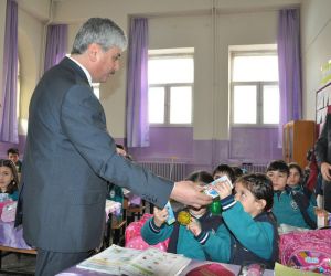 Kars’ta, öğrencilere Sarıkamış ve Gazi Ahmet Muhtar Paşa Çizgi Romanı dağıtıldı