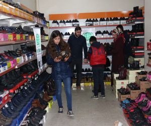 Van Umut Kervanından 600 kişiye ayakkabı yardımı