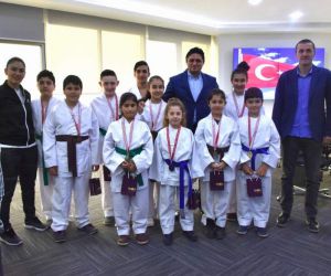 Genç karatecilerden Başkan Serkan Acar’a ziyaret
