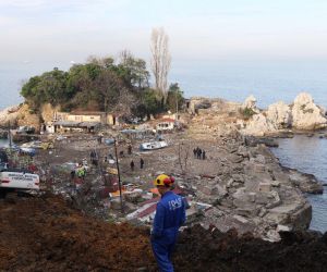 Zonguldak’ta kıyı kenar çizgisindeki yapıların yıkımına başlandı