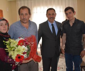 Başkan Uysal, Gazi Serkan Arık’ı ziyaret etti