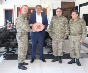 Tuğgeneral Köseali’den Belediye Başkanı Ayhan’a teşekkür plaketi
