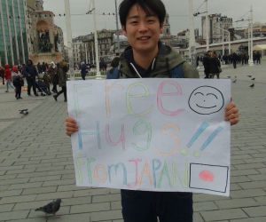 (Özel) Taksim’de Japon turistlerden sarılmak bedava