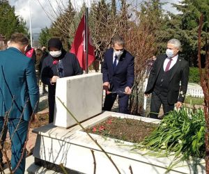 Türkiye’nin ilk şehit kadın pilotu Ayfer Gök, mezarı başında dualarla anıldı