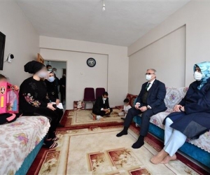 Vali Münir Karaloğlu, eşi ile birlikte yetim çocukları ziyaret etti