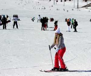 Erciyes’te kar kalınlığı 2 metreye yaklaştı, pistler tatilcilerle doldu