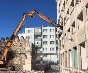 Sinop Meydan Projesi kapsamında Özel İdare İş Hanı yıkımı başladı