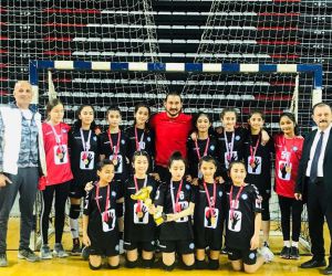 Antalya’da Nadire Konuk Ortaokulu’ndan hentbolda çifte şampiyonluk