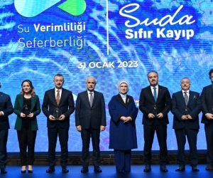 Başkan Aktaş ödülü Emine Erdoğan'dan aldı